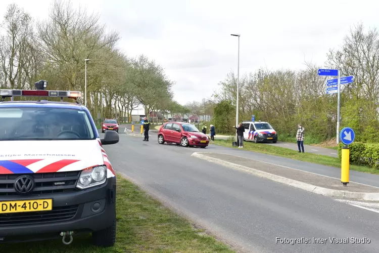 Twee auto&#39;s botsen op Texel