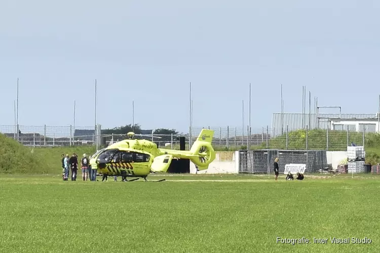 Medic 01 landt bij crossbaan de Cocksdorp