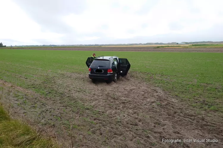 Duitse automobilist rijdt weiland in op Texel