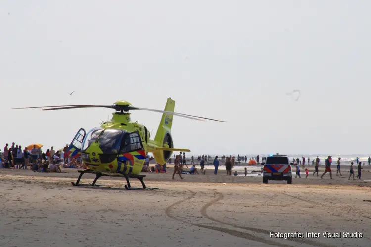Twee personen uit water gehaald, traumahelikopter landt op strand De Koog