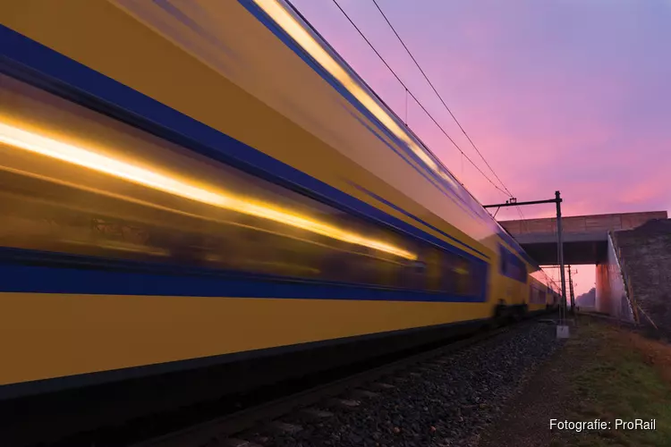 Oranjedienstregeling op het spoor: dit moeten treinreizigers weten voor Koningsdag