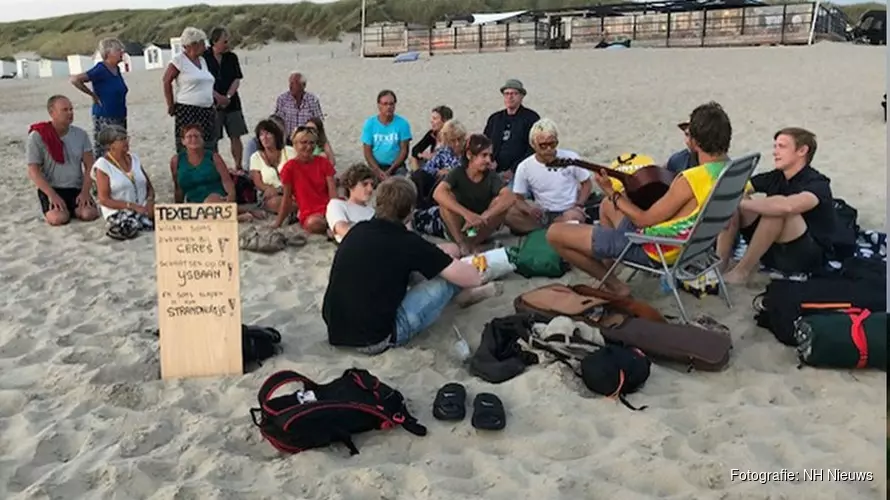 Texels protest in zand tegen slaapverbod in strandhuisjes van start