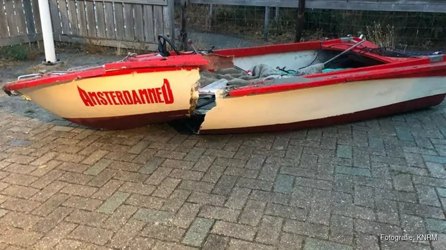 Bijbootje in tweeën gesplitst tijdens reddingsactie motorboot