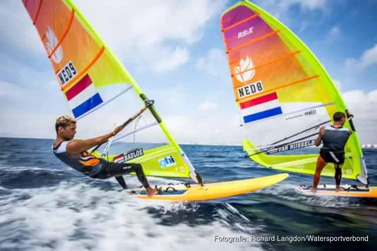 Badloe en Van Rijsselberghe als nummers één en twee naar medalrace op EK RS:X windsurfen
