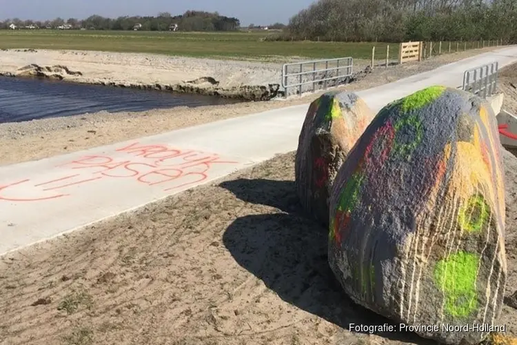 Start schoonmaak zwerfkeien in Waalenburg op Texel