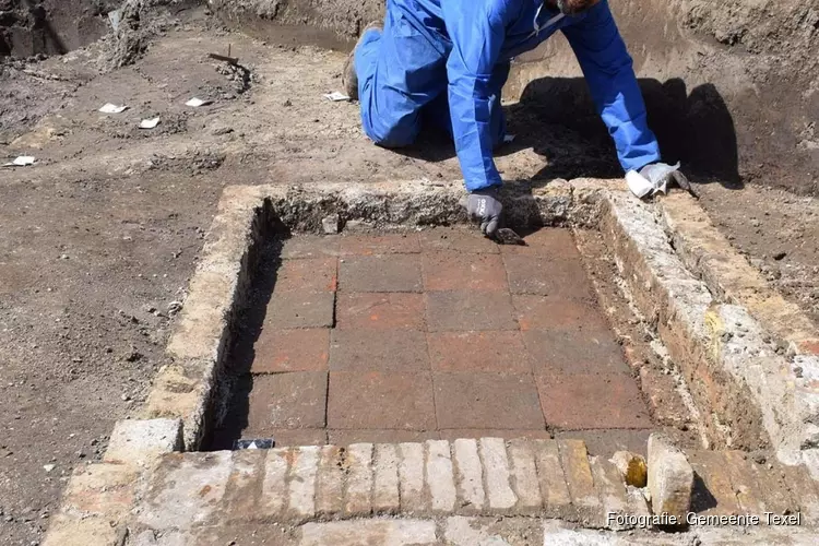 Bijzondere archeologische vondst op Texel: zodenhuis uit middeleeuwen ontdekt