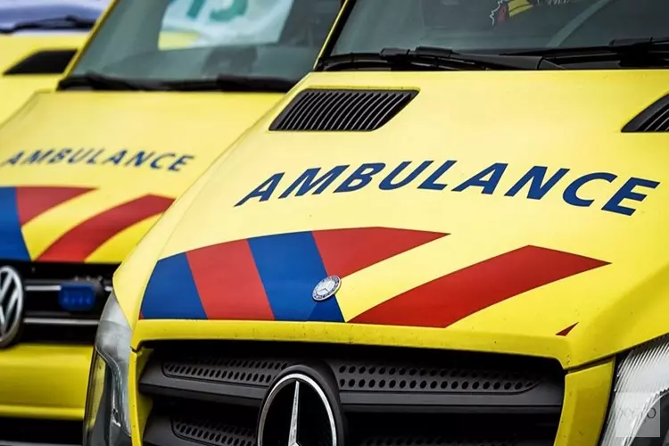Auto en scooter botsen op Texel: twee gewonden