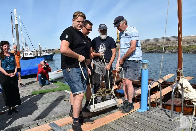 Lood uit Museum Kaap Skil naar expeditieschip Willem Barentsz