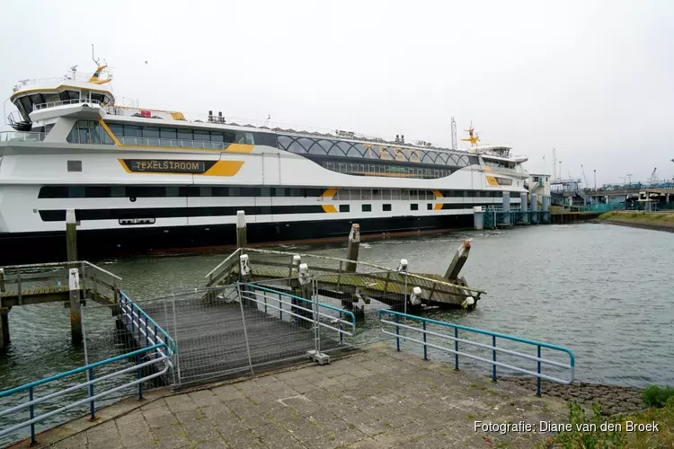 Lange rijen in Den Helder voor boot naar Texel: "Neem water mee!"