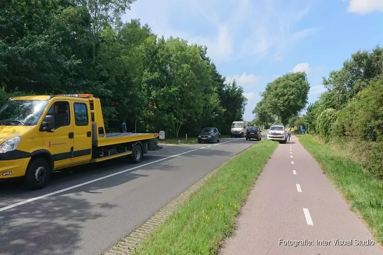 Kop-staartbotsing in Den Burg: twee voertuigen total loss