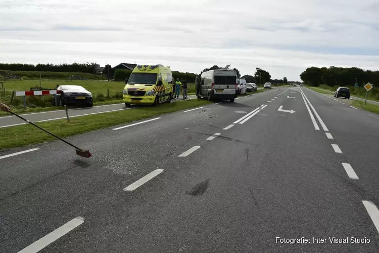 Bestelbus en auto met elkaar in aanrijding