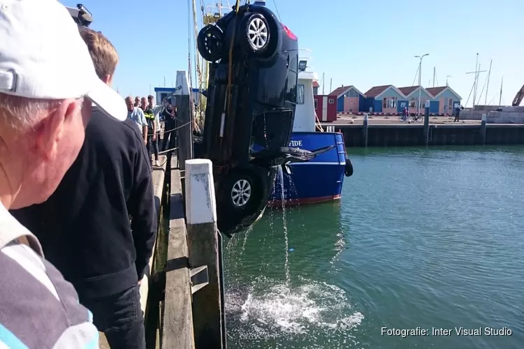 Handrem vergeten: auto te water