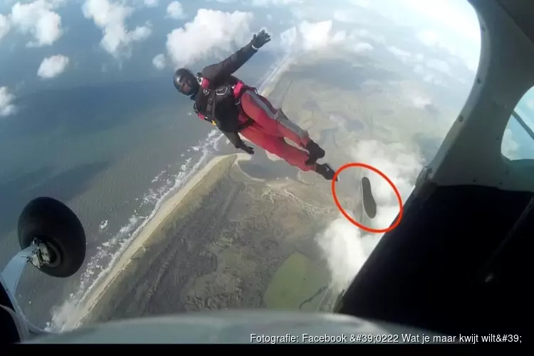 Zoektocht naar schoen na parachutesprong boven Texel