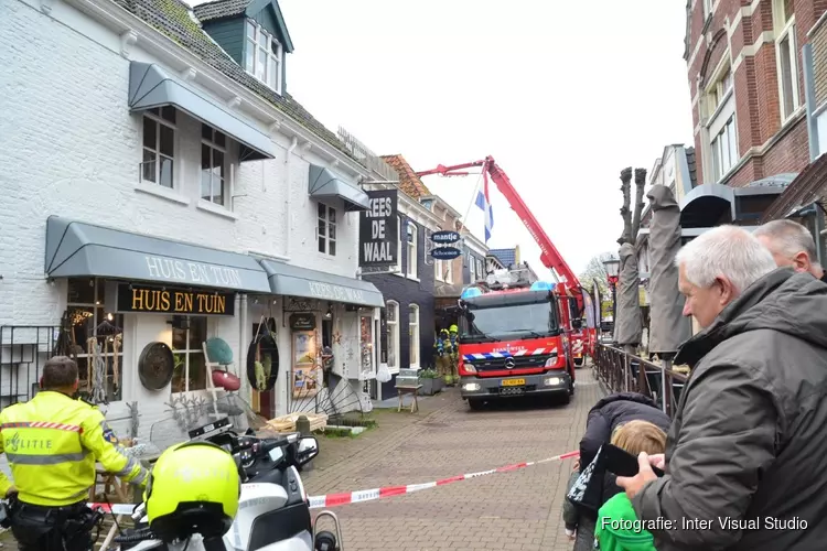 Brandweer zet winkelstraat Texel af