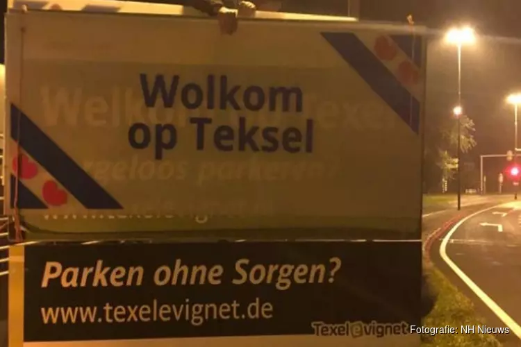 Texelse boeren plaatsen Fries bord: "Wolkom op Teksel"
