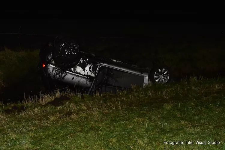 Auto op de kop in sloot