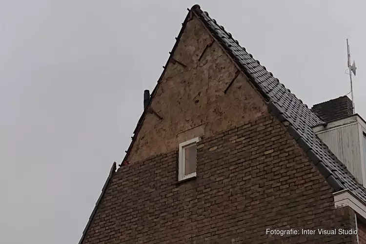 Gedeelte gevel waait er af in Den Burg