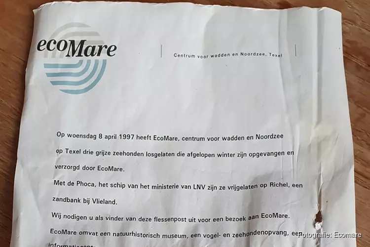 Bijna 23 jaar oude brief van Ecomare aangespoeld op strand van Terschelling
