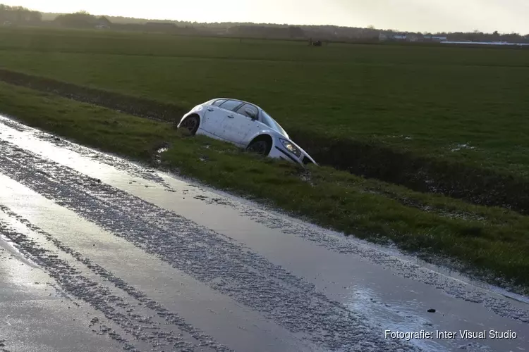 Auto in de sloot door gladheid op Texel