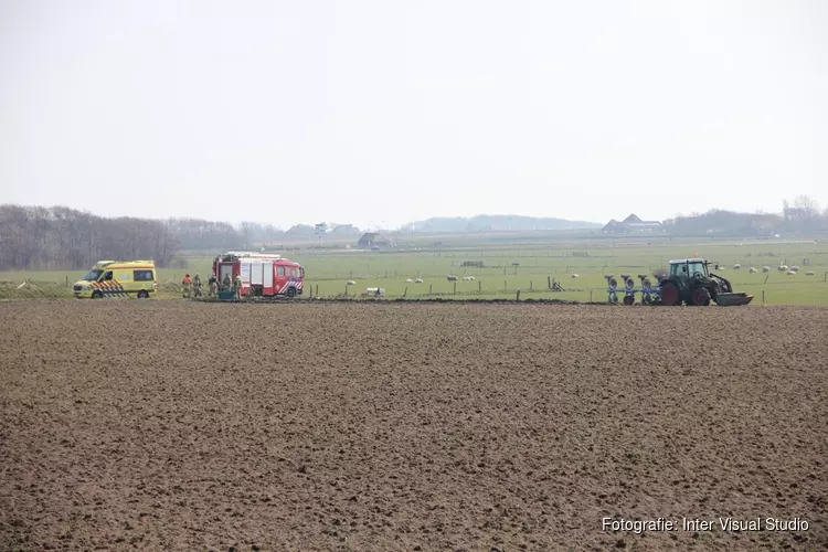 Persoon met hand bekneld in landbouwvoertuig bij Den Burg