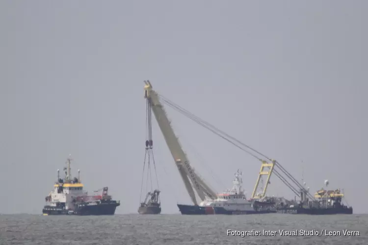 Gezonken Urker kotter Lummetje door bergingsbedrijf boven water gehaald