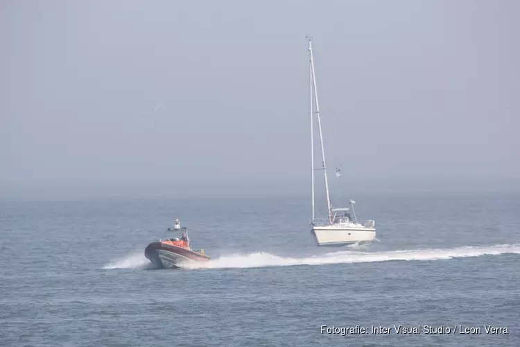 Zeiljacht loopt vast op een zandplaat bij Texel