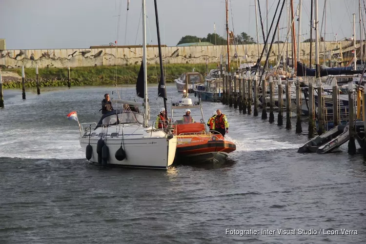 Zeiljacht met problemen voor kust van Texel