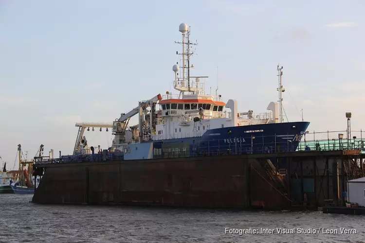 Onderzoeksschip Pelagia van NIOZ in het dok van Oudeschild
