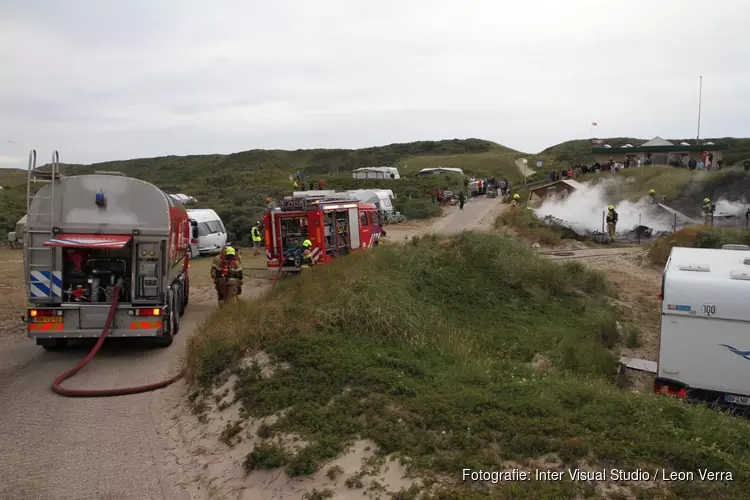 Caravan vliegt in brand op camping De Koog