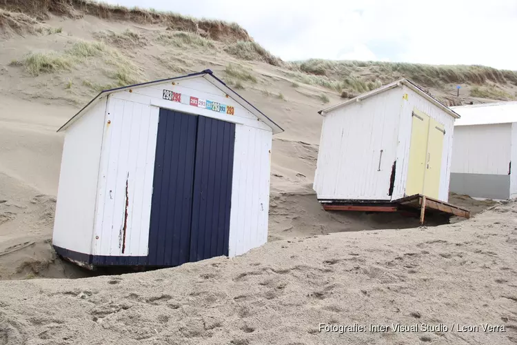 Forse schade aan strandhuisjes op Texel door hoogwater