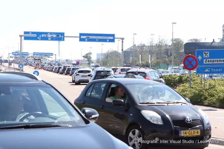 Verkeershinder Den Helder door drukte bij de TESO-boot naar Texel