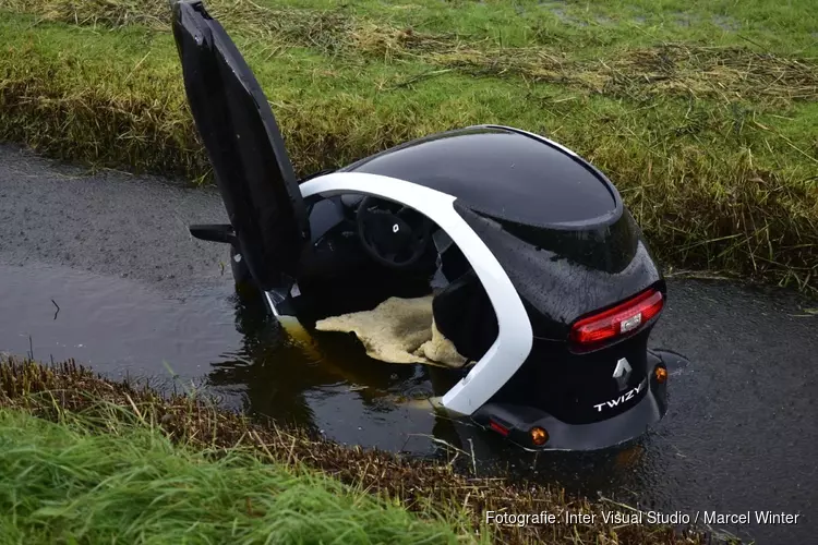 Elektrische auto raakt te water op Texel, omstanders bevrijden bestuurder