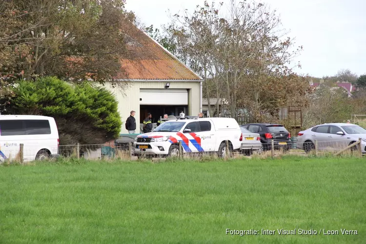 Politie valt woning binnen op Texel