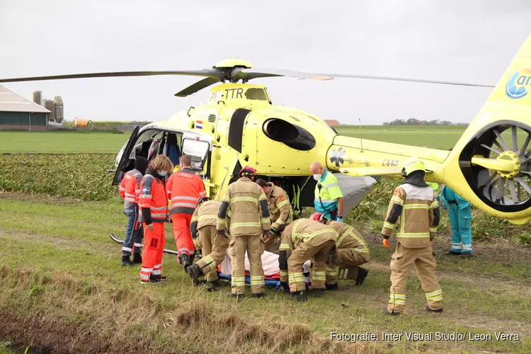 Man zakt door dak op Texel