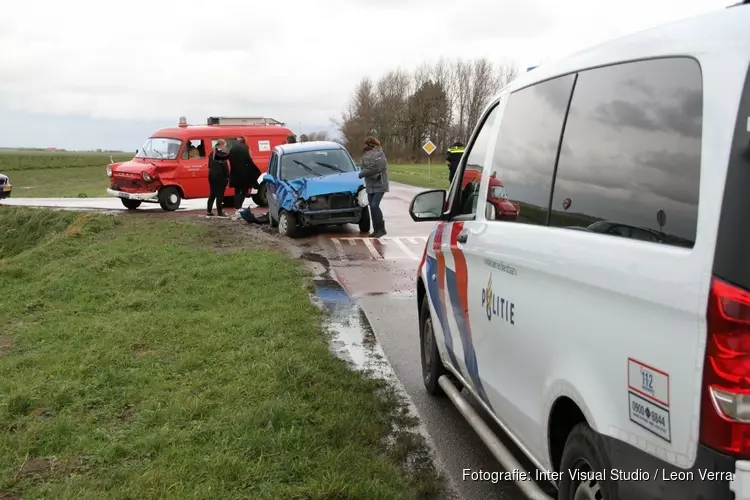 Ongeval met veel schade op Hoofdweg