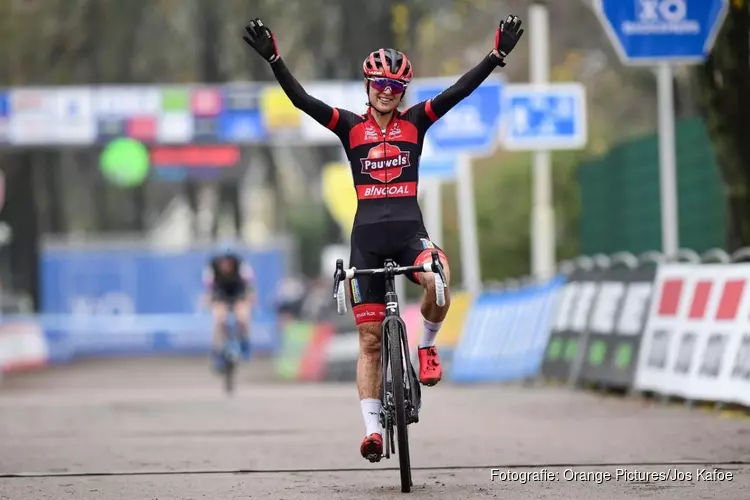 Denise Betsema doorbreekt hegemonie Brand en wint Scheldecross Antwerpen