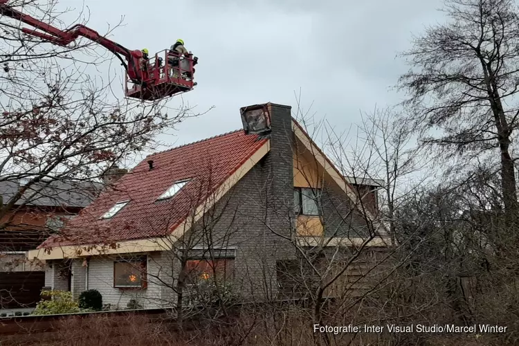 Stormschade aan schoorsteen bij woning De Koog