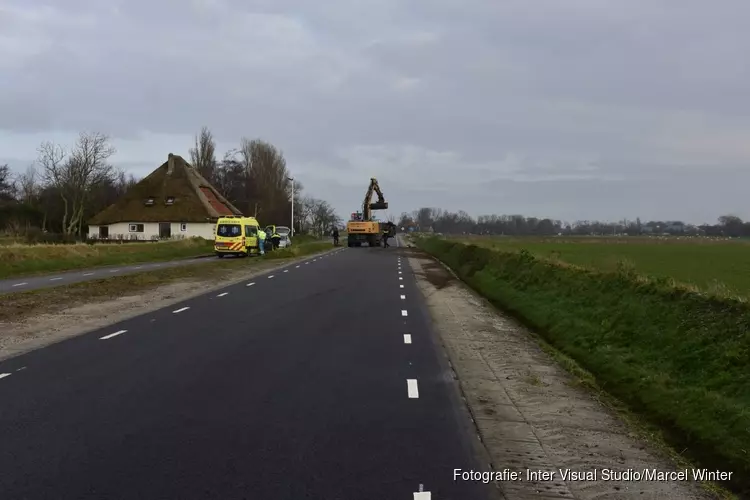 Auto raakt van de weg in Oosterend