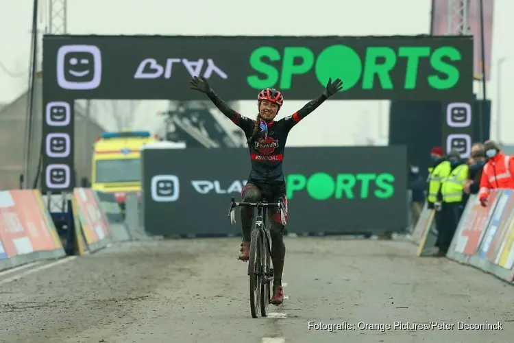 Denise Betsema zegeviert in laatste Superprestigecross. Lucinda Brand wint eindklassement