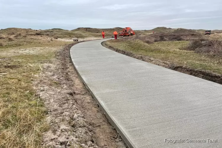 Fietspad Eierlandse duinen in beton gegoten