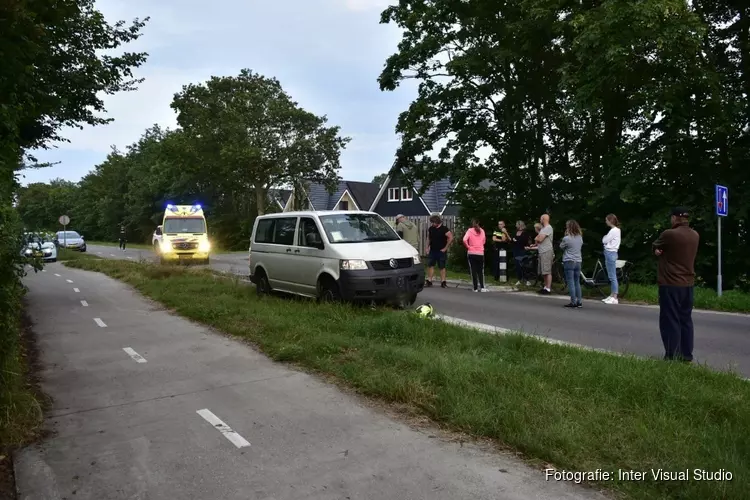 Bestuurder bestelbus ziet wegversmalling te laat