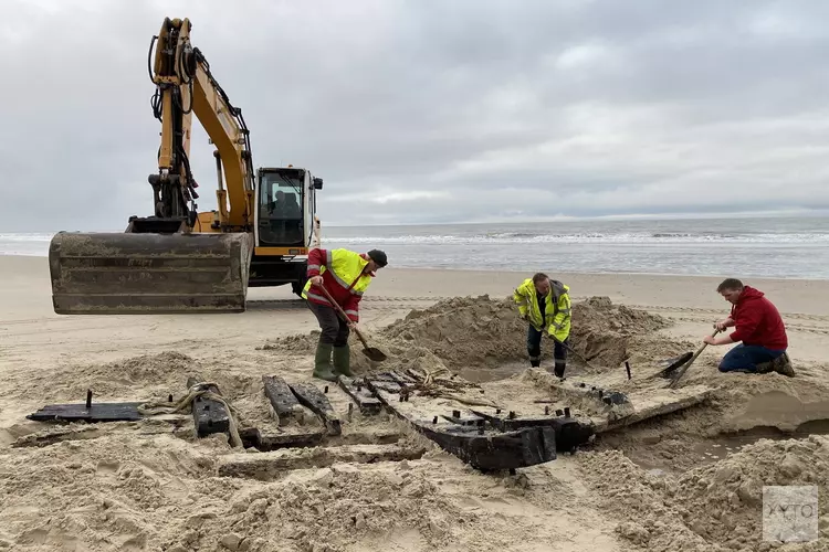 Historisch scheepswrak op Texels strand