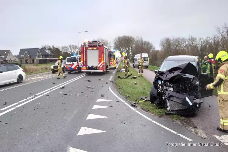 Botsing tussen auto en camper op Texelse Pontweg