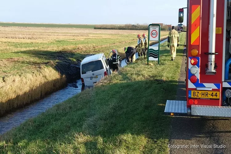 Bestelbus te water in Den Hoorn