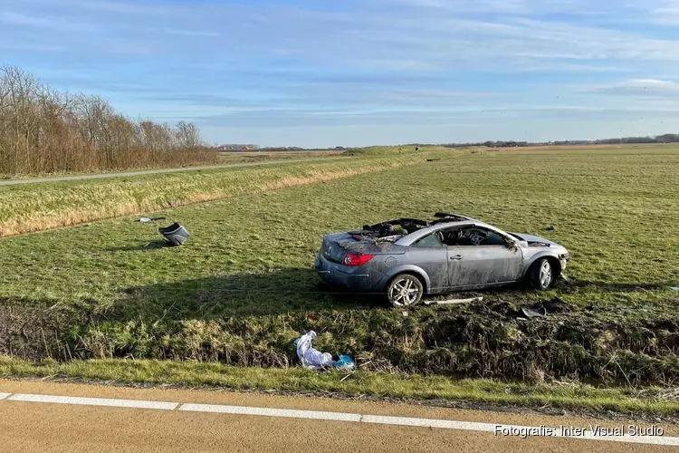 Auto crasht in Den Burg, bestuurder naar ziekenhuis